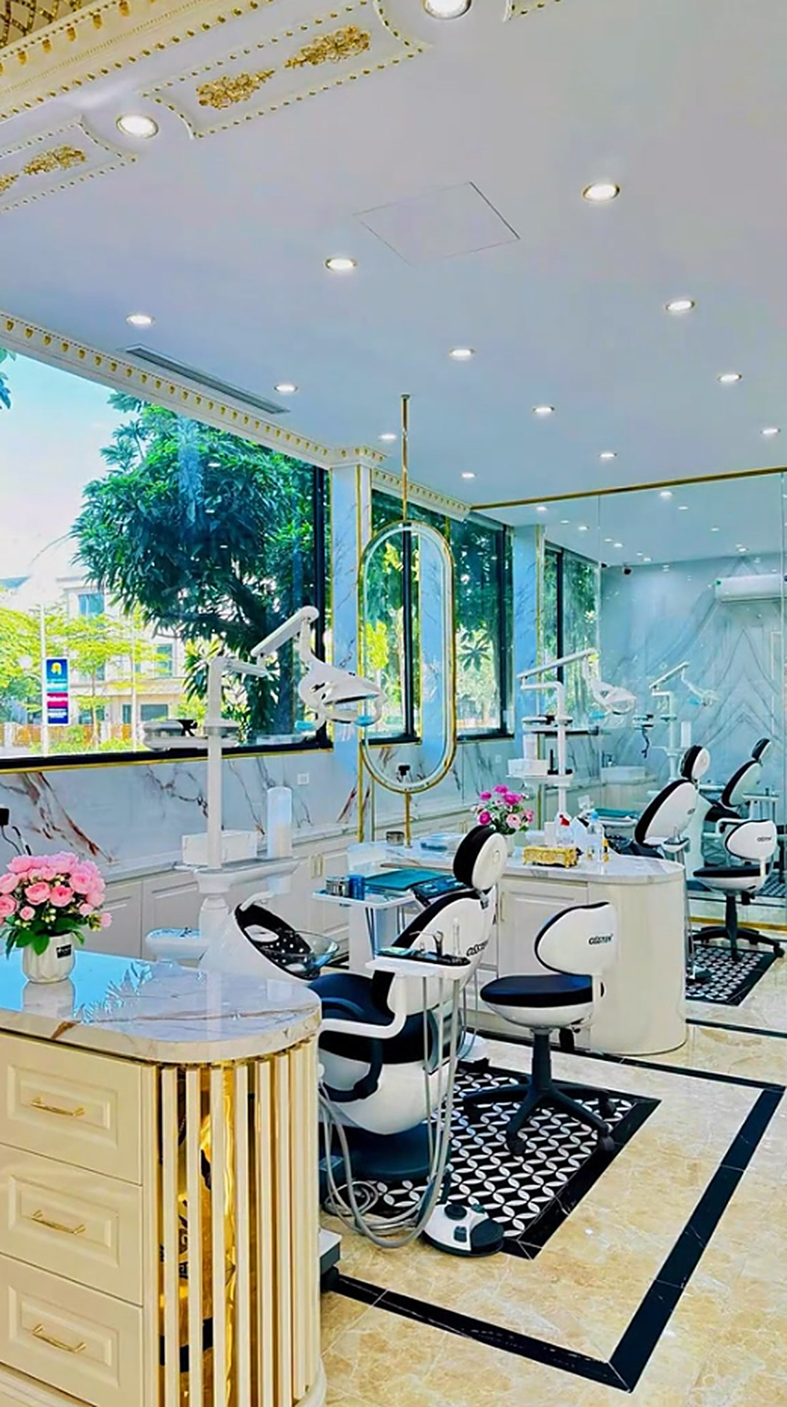 Multi-chair treatment room